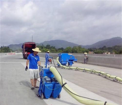 瀝青路面拋丸機施工現場圖 瀝青路面拋丸機施工現場圖